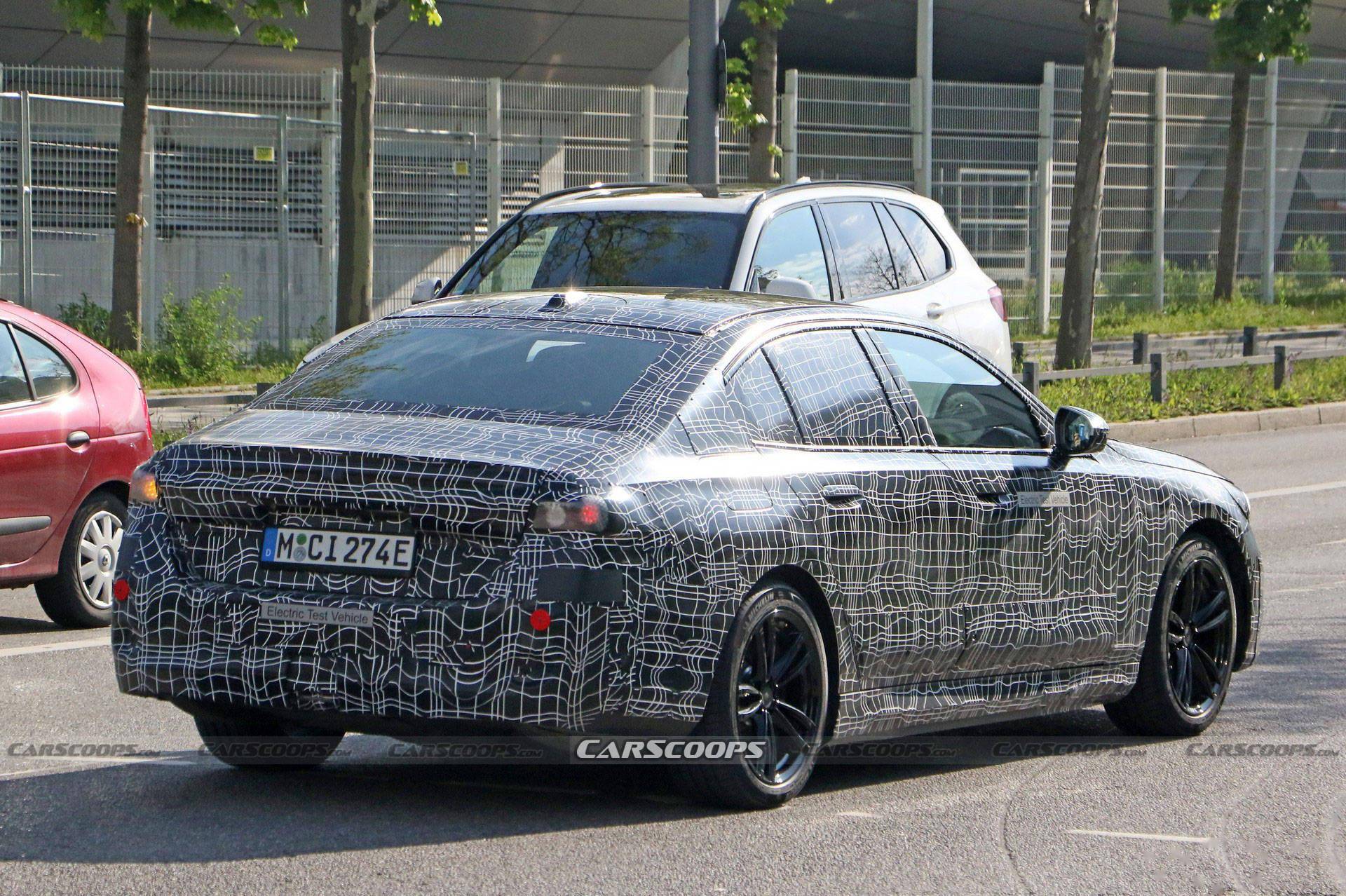 全新BMW i5最新路试谍照曝光 2023年亮相